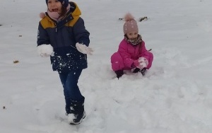 Zimowe zabawy na śniegu w grupie 5 - 6 latków (2)