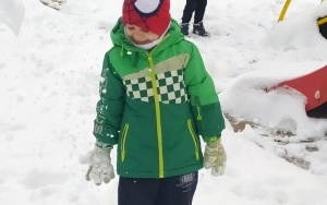Zimowe zabawy na śniegu w grupie 5 - 6 latków (3)