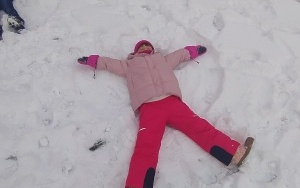 Zimowe zabawy na śniegu w grupie 5 - 6 latków (4)