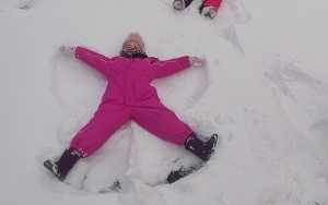 Zimowe zabawy na śniegu w grupie 5 - 6 latków (6)