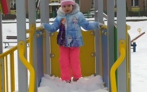 Zimowe zabawy na śniegu w grupie 5 - 6 latków (7)
