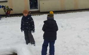 Zimowe zabawy na śniegu w grupie 5 - 6 latków (8)