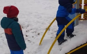Zimowe zabawy na śniegu w grupie 5 - 6 latków (9)