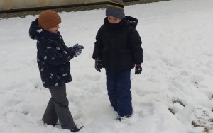 Zimowe zabawy na śniegu w grupie 5 - 6 latków (10)