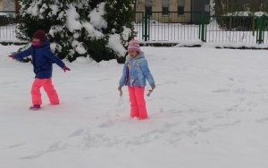Zimowe zabawy na śniegu w grupie 5 - 6 latków (11)