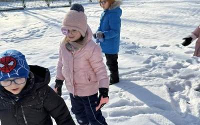 Zimowe zabawy na śniegu dzieci z grupy 6 latków (11)