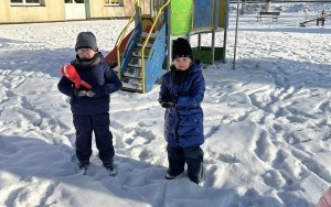 Zimowe zabawy na śniegu dzieci z grupy 6 latków (2)