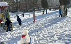 Zimowe zabawy na śniegu dzieci z grupy 6 latków (3)