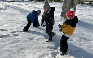 Zimowe zabawy na śniegu dzieci z grupy 6 latków (4)