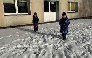 Zimowe zabawy na śniegu dzieci z grupy 6 latków (5)