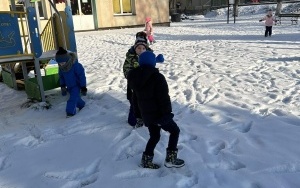 Zimowe zabawy na śniegu dzieci z grupy 6 latków (6)