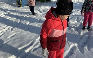 Zimowe zabawy na śniegu dzieci z grupy 6 latków (7)