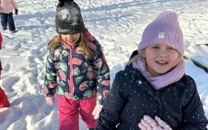 Zimowe zabawy na śniegu dzieci z grupy 6 latków (8)