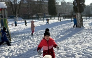 Zimowe zabawy na śniegu dzieci z grupy 6 latków (9)