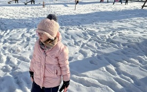 Zimowe zabawy na śniegu dzieci z grupy 6 latków (10)