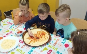 Dzień pizzy w grupie 5 - 6 latków (18)