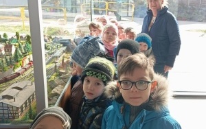 Wizyta dzieci z grupy 6 latków na czeladzkim dworcu (3)