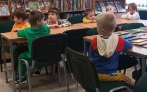 "Międzynarodowy Dzień Pisarzy" - zajęcia biblioteczne w grupie 4 - 5 latków (1)