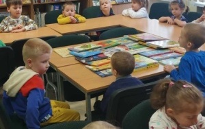 "Międzynarodowy Dzień Pisarzy" - zajęcia biblioteczne w grupie 4 - 5 latków (3)