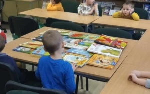 "Międzynarodowy Dzień Pisarzy" - zajęcia biblioteczne w grupie 4 - 5 latków (5)