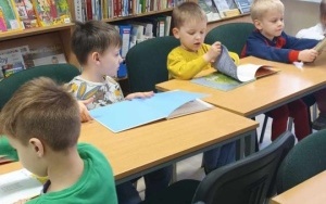 "Międzynarodowy Dzień Pisarzy" - zajęcia biblioteczne w grupie 4 - 5 latków (6)