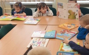 "Międzynarodowy Dzień Pisarzy" - zajęcia biblioteczne w grupie 4 - 5 latków (7)
