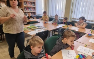 Zajęcia biblioteczne w grupie 5 - 6 latków (5)