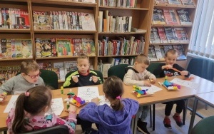 Zajęcia biblioteczne w grupie 5 - 6 latków (13)