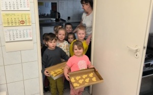 Dzieci w kuchni z blachami ciasteczek