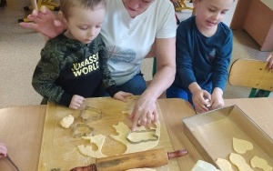 Chłopiec wykrawa kształt ciastka