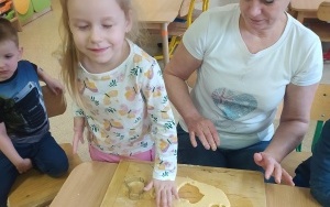 Dziewczynka wykrawa kształt ciastka