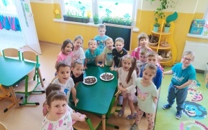 Cała grupa przy stoliku z czekoladą