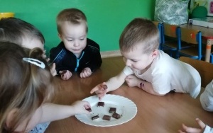 Dzieci przy talerzu z czekoladą