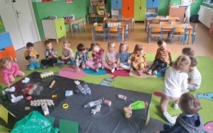 Dzieci zgromadzone na dywanie