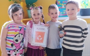 Czwórka dzieci z plastikiem