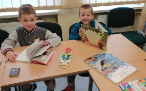 Dwóch chłopców z książkami