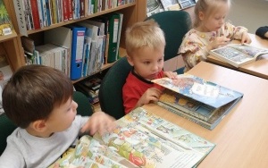 Pierwsza wizyta dzieci z grupy 3 - 4 latków w bibliotece (10)