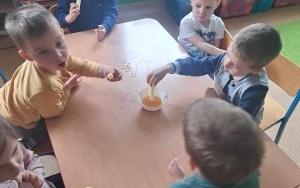 Dzieci jedzą miód