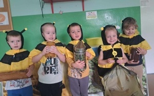 Przedszkolaki w stroju pszczółek