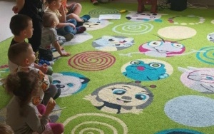 Dzieci na dywanie