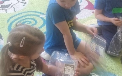 Dzieci oglądają pieniądze