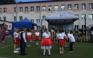  Występ grupy 6 latków na Pikniku w SP2 (4)