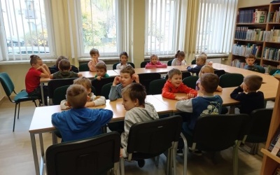 Grupa 6 latków w bibliotece (18)