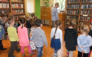 Dzień Tańca Towarzyskiego - zajęcia biblioteczne 5 - 6 latków