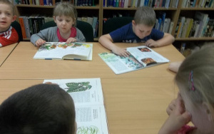 "Straszne historie ze świata roślin" - zajęcia biblioteczne 5 - 6 latków