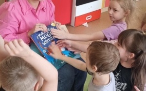 Przedszkolaki na dywanie (1)