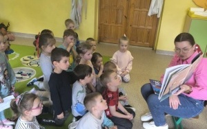 Przedszkolaki na dywanie (1)