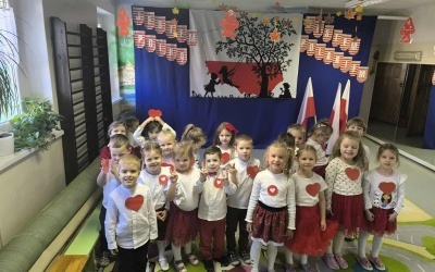 Dzieci śpiewają hymn (11)