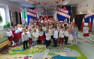 Dzieci śpiewają hymn (1)