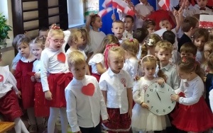 Dzieci śpiewają hymn (2)